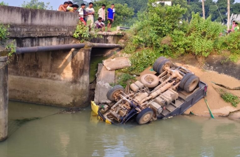 सरायकेला : तेज रफ्तार आयशर वैन स्वर्णरेखा कैनाल में घुसी , चालक बाल-बाल बचा