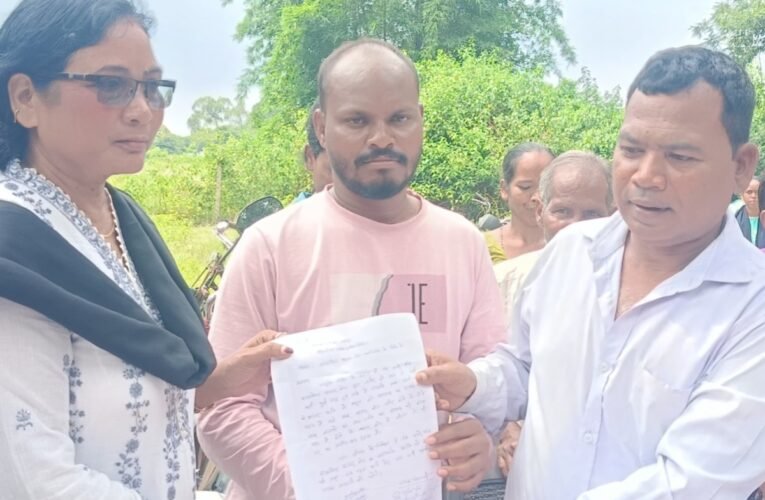 बरसलोया बाजार टांड़ के जर्जर शेड का जिला परिषद अध्यक्ष ने किया निरीक्षण, जल्द पुनर्निर्माण का दिया आश्वासन