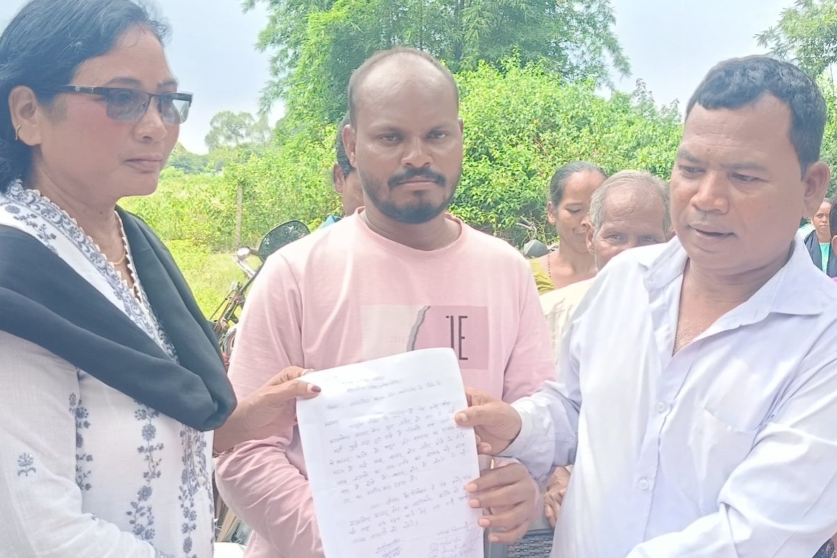 Zila Parishad President inspects the dilapidated shed at Barsaloya Bazaar Tand; assures early reconstruction.