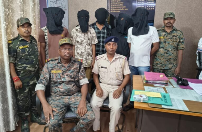 लोहरदगा रोड स्थित कुम्हार ढलान में घर का ताला तोड़कर चोरी करने के मामले का पुलिस ने उद्भेदन कर दिया है। पुलिस ने कार्रवाई करते हुए चोरी के मामले में पांच आरोपियों को गिरफ्तार किया है।