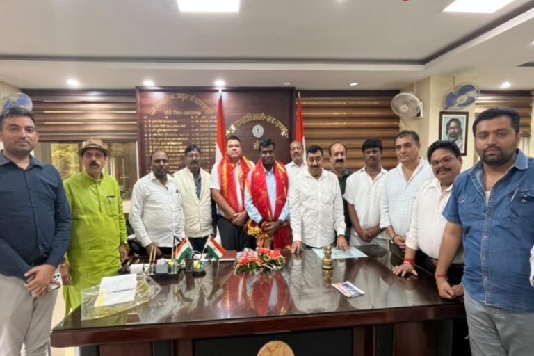 दुर्गा पूजा की तैयारियों को लेकर रांची महानगर दुर्गा पूजा समिति ने उपायुक्त से की मुलाकात