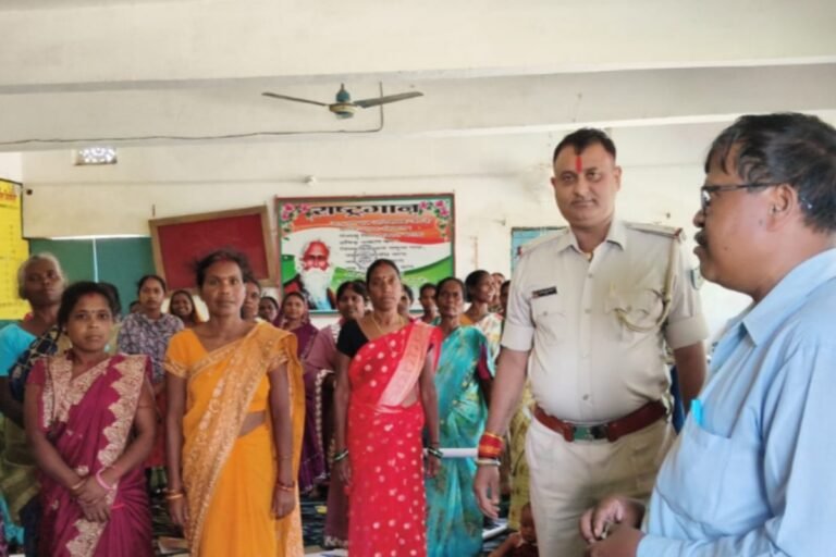 ‘मोर पुलिस मोय पुलिस’ के तहत सिमडेगा में चला जनजागरूकता अभियान