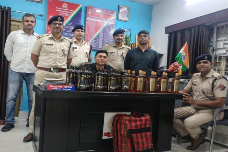 रांची : ट्रेन के बाथरूम के पास लावारिस बैग से 18 लीटर शराब बरामद, कीमत 18,840 रुपये
