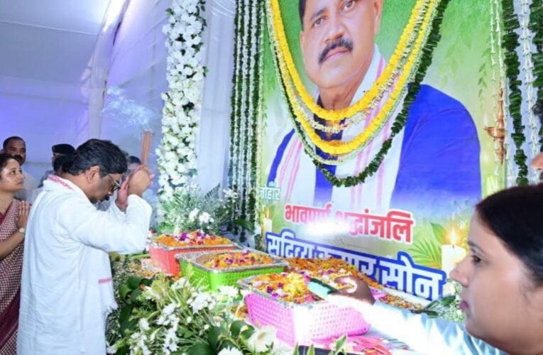 Chief Minister Hemant Soren attended the *Dwadash Karma* (twelfth-day ritual) of Sudivya Kumar and paid a heartfelt tribute by offering floral tributes at his portrait.