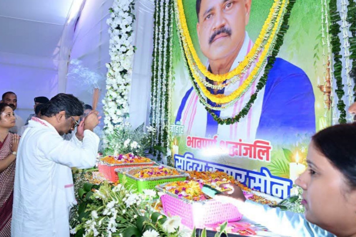 Chief Minister Hemant Soren attended the *Dwadash Karma* (twelfth-day ritual) of Sudivya Kumar and paid a heartfelt tribute by offering floral tributes at his portrait.