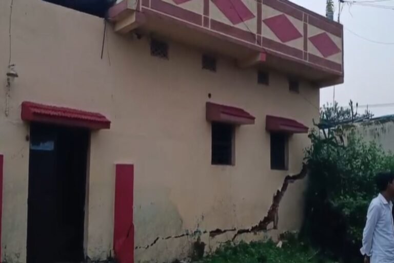 धनबाद में भू-धंसान का कहर: छाताबाद में फिर धंसी जमीन, एक दर्जन घर और सामुदायिक भवन प्रभावित