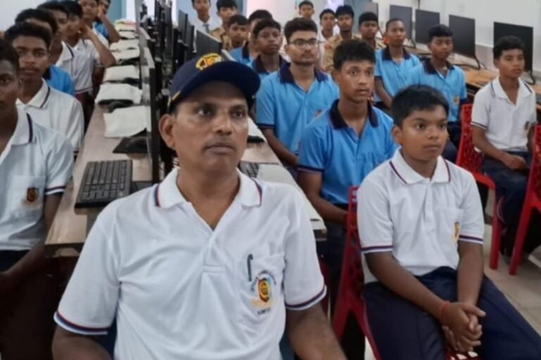 बिहार लोक भवन के संवाद कार्यक्रम का जेएनवी कोलेबिरा के एनसीसी कैडेट्स ने देखा लाइव प्रसारण