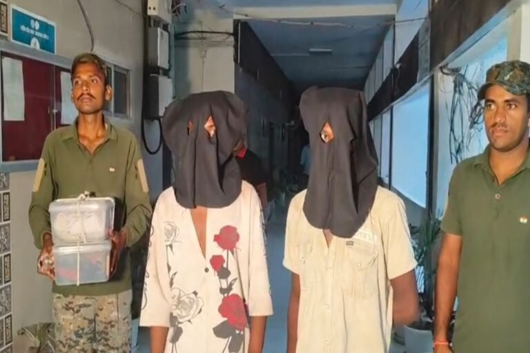 चतरा : तीज की रात झाड़ियों में मिला नाबालिग का शव, टॉर्च और हेयरपिन बने पुलिस के सुराग; दो आरोपी गिरफ्तार