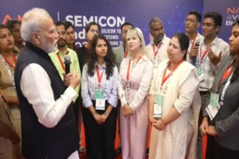 पीएम मोदी ने सम्मानित की IIT-ISM धनबाद की चिप, स्मार्ट ग्लास में होगा इस्तेमाल