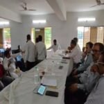 धनबाद : छाताबाद में भू-धंसान से उजड़े लोगों की फिर फरियाद, ग्रामीण चिल्लाते रहे- ‘घर बचा लीजिए साहब’; बैठक के बाद भी मिला सिर्फ आश्वासन Dhanbad metting