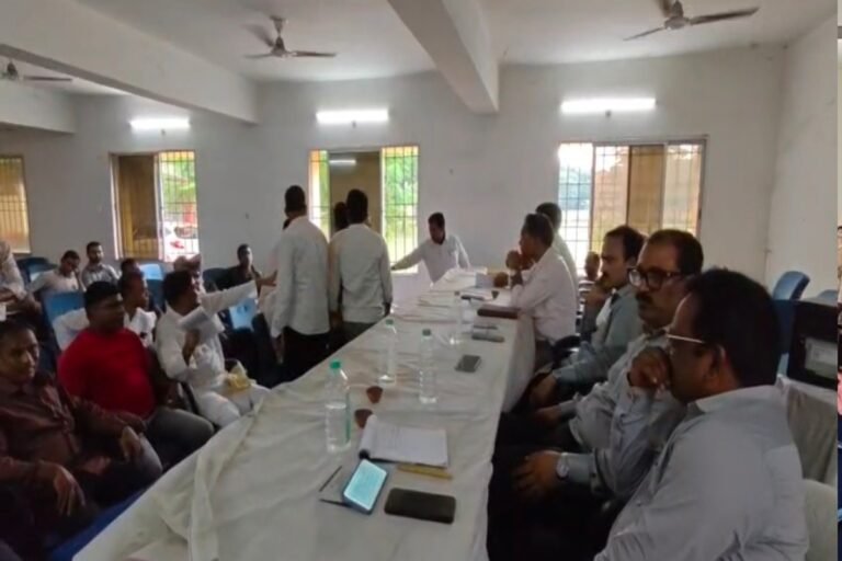धनबाद : छाताबाद में भू-धंसान से उजड़े लोगों की फिर फरियाद, ग्रामीण चिल्लाते रहे- ‘घर बचा लीजिए साहब’; बैठक के बाद भी मिला सिर्फ आश्वासन