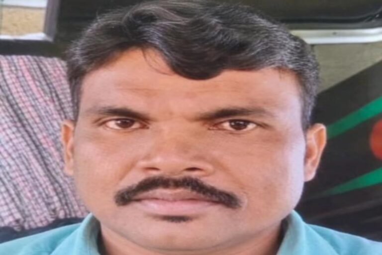 चाईबासा : कुंदरुहातू में पेड़ से टकराया ट्रक, चालक की मौत, खलासी घायल