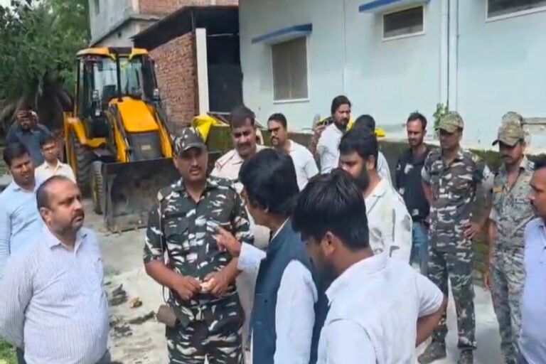 हजारीबाग : गालियों के बीच भी नहीं डिगे सीओ, पूर्व मंत्री से तीखी नोकझोंक के दौरान शांत रहे आशुतोष कुमार