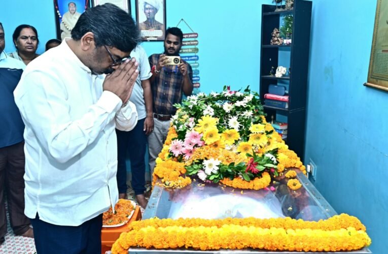 hemant-soren-pays-tribute-former-minister