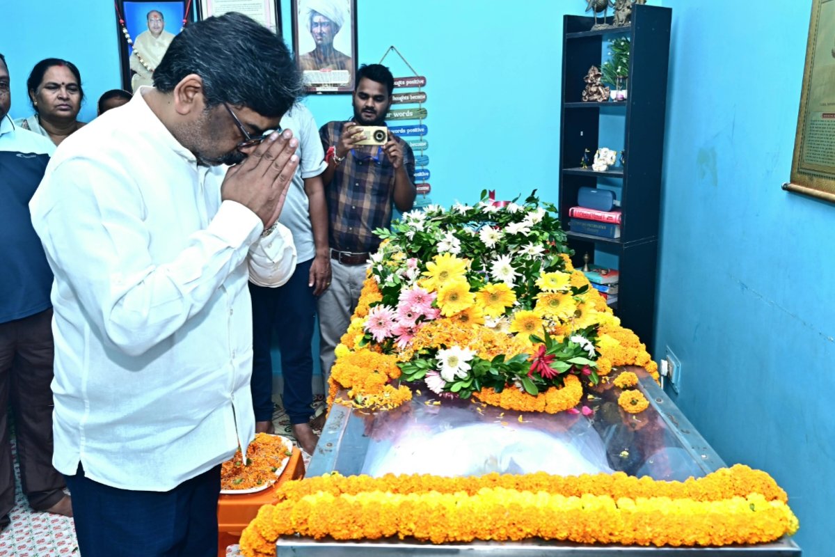 hemant-soren-pays-tribute-former-minister