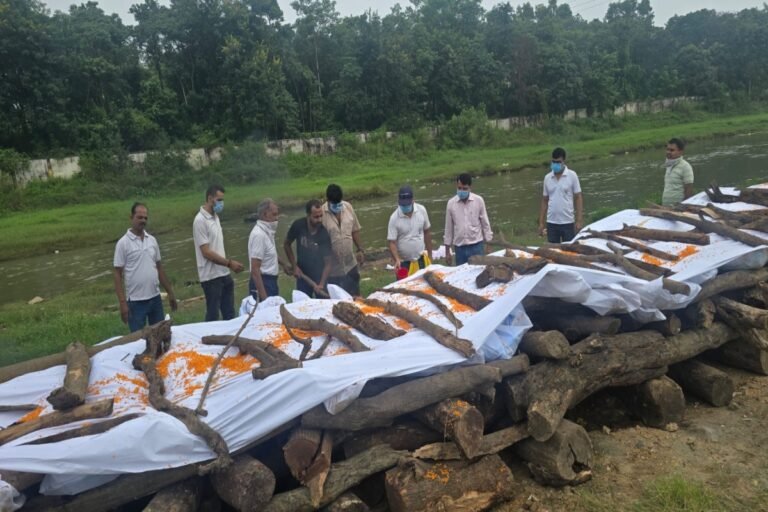 रिम्स में महीनों से रखे 43 लावारिस शवों को मिली अंतिम विदाई, जुमार नदी तट पर हुआ सामूहिक अंतिम संस्कार