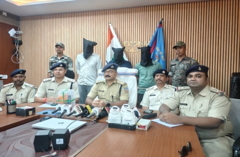देवघर : शिवगंगा मेले में रंगदारी का आतंक! जमशेदपुर तक पहुंची देवघर पुलिस, तीन गिरफ्तार