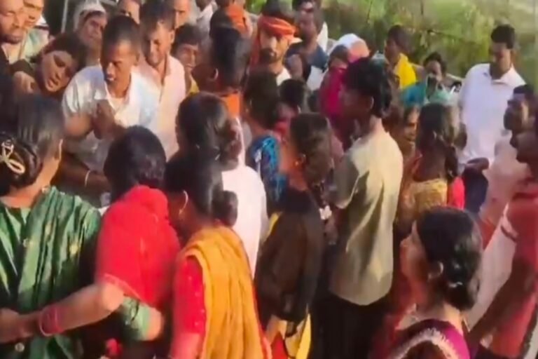 वाराणसी एनकाउंटर में मारे गए TSPC सुप्रीमो बृजेश गंझू का शव पैतृक गांव पहुंचा, जुटी भीड़