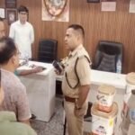 जुगसलाई में प्लाईवुड प्रतिष्ठान का ताला तोड़कर पांच लाख की चोरी, हेलमेट पहने चोर सीसीटीवी में कैद five-lakh-stolen-plywood-establishment-jugsalai