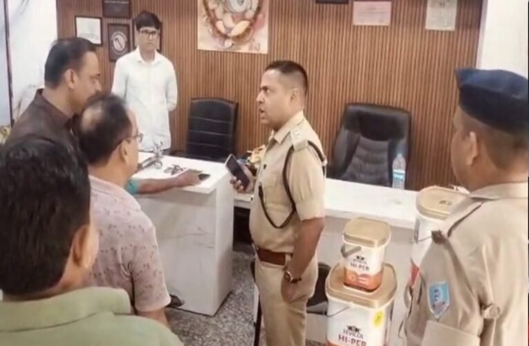 जुगसलाई में प्लाईवुड प्रतिष्ठान का ताला तोड़कर पांच लाख की चोरी, हेलमेट पहने चोर सीसीटीवी में कैद