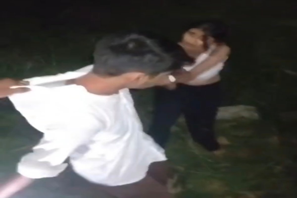 youths-surround-minor-girl-jamui-video