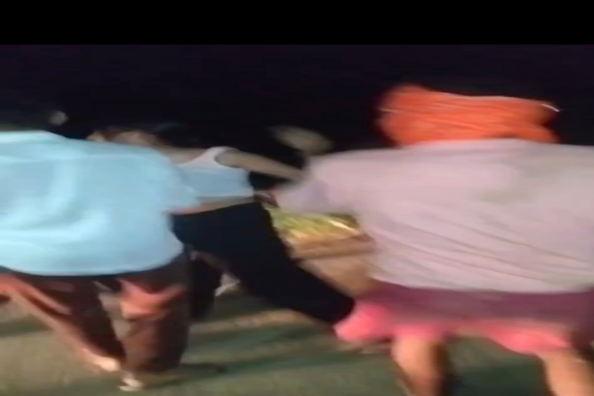 youths-surround-minor-girl-jamui-video