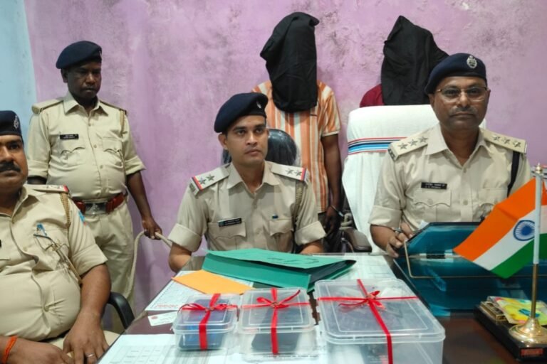 सड़क लूटकांड का खुलासा, दो आरोपी गिरफ्तार और किशोर निरुद्ध