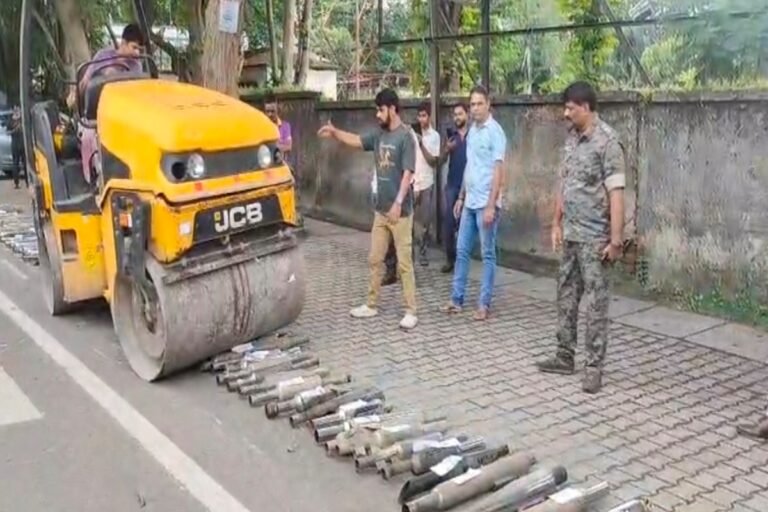 जमशेदपुर में मॉडिफाइड साइलेंसर पर ट्रैफिक पुलिस की सख्ती, रोड रोलर से कुचलकर नष्ट किए साइलेंसर