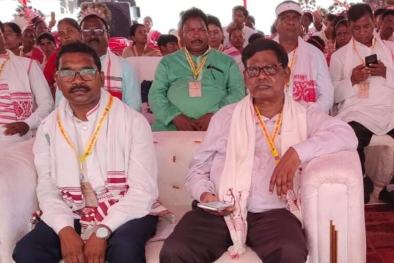 भुवनेश्वर में करम पूर्व संध्या पर गुमला के डॉ. तेतरू उरांव ने बताई पर्व की परंपरा और विशेषता