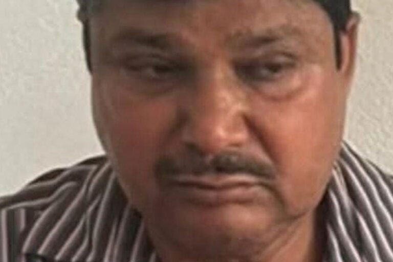 15 हजार रुपये रिश्वत लेते गिरफ्तार राजस्व उप निरीक्षक सतीश प्रसाद निलंबित