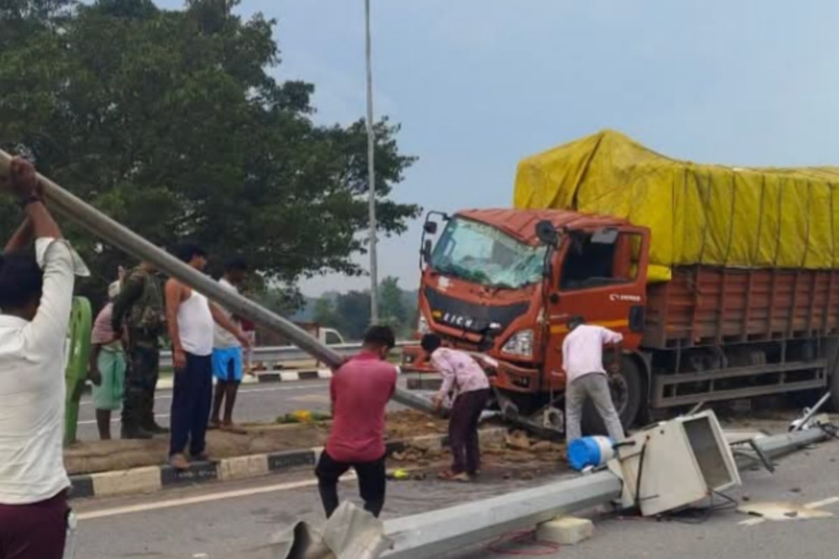 sleepless-truck-three-poles-cctv-cameras