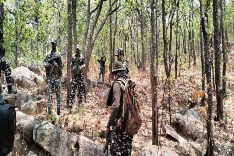 असीम मंडल के बाद अब तीन वांछित नक्सलियों पर पुलिस की नजर, नेतरहाट से चतरा और पलामू सीमा तक अभियान तेज