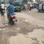 सड़क पर गड्ढे या गड्ढों में सड़क? NH-143 पर ‘विकास गड्ढे’ बने हादसों का खतरा potholes-or-potholes-road-risk-development