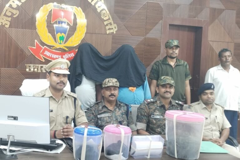 पलामू में 9.660 किलो अफीम के साथ दो तस्कर गिरफ्तार, बाइक-मोबाइल और इलेक्ट्रॉनिक तराजू जब्त