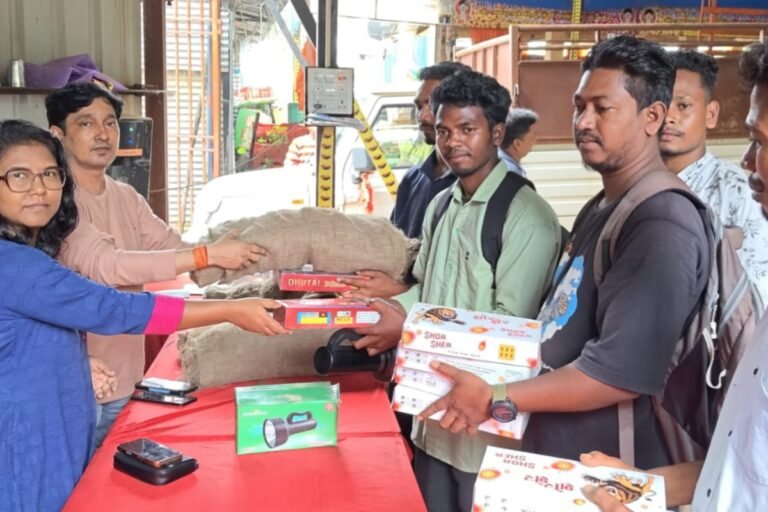 कोलयाडामर में दो दर्जन हाथियों का डेरा, ग्रामीणों में दहशत; हाथी भगाने की सामग्री बांटी