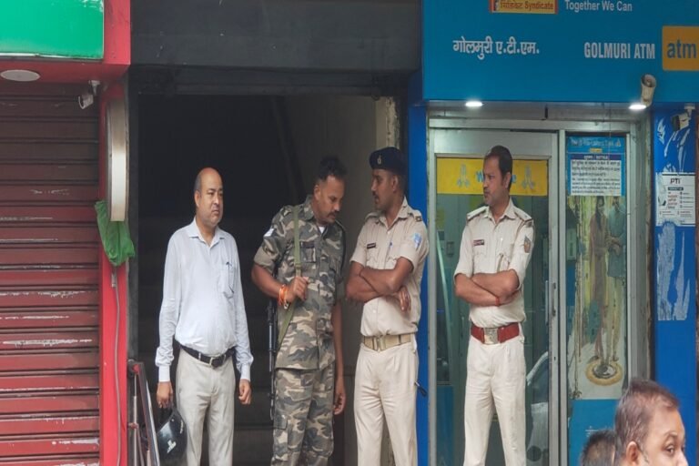 गोलमुरी केनरा बैंक में दिनदहाड़े डकैती, कर्मचारियों को बंधक बनाकर 42 लाख से अधिक नकदी और सोना लूटा