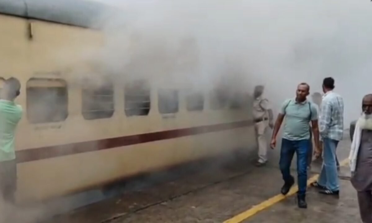 fire-breaks-out-last-coach-koderma