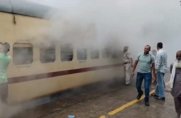fire-breaks-out-last-coach-koderma