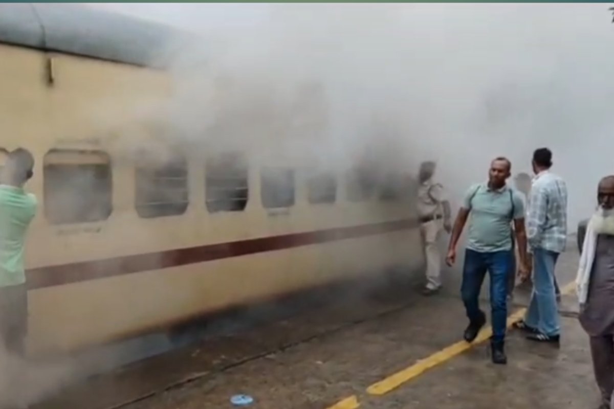 fire-breaks-out-last-coach-koderma