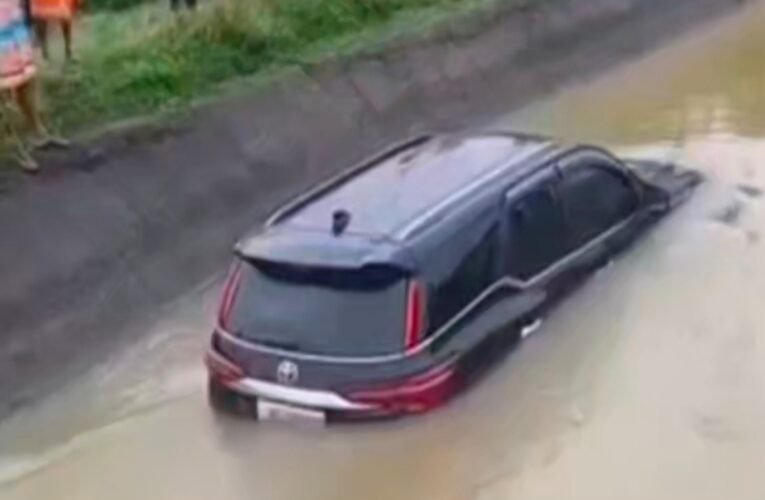 fortuner-falls-canal-tenughat-two-youths