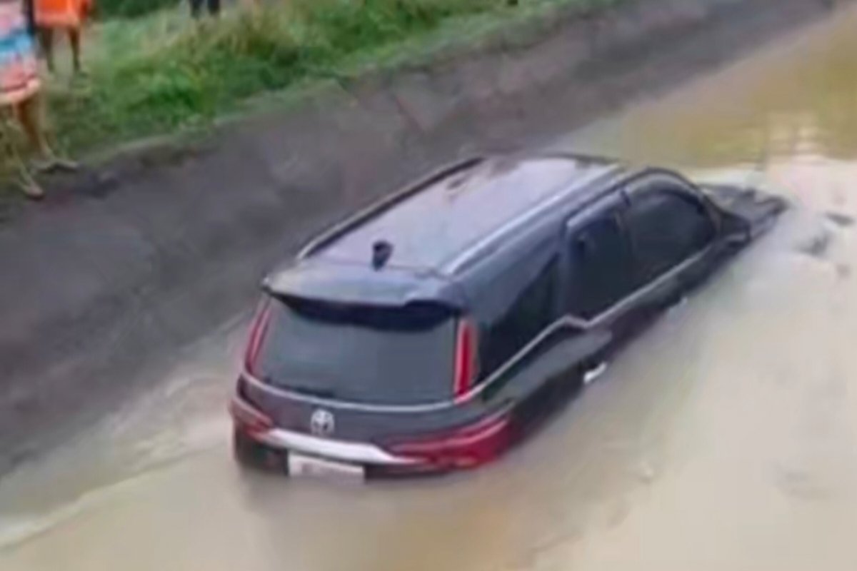 fortuner-falls-canal-tenughat-two-youths