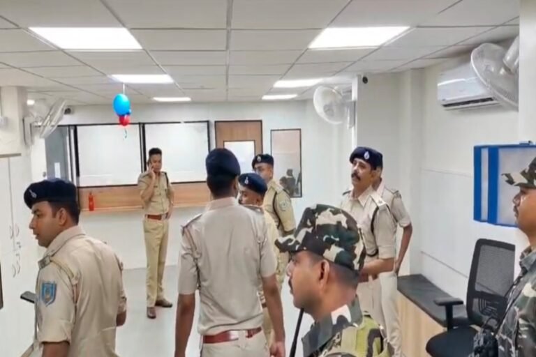गोलमुरी में दिनदहाड़े बैंक डकैती के बाद जागी पुलिस, आदित्यपुर के बैंकों में सुरक्षा का लिया जायजा