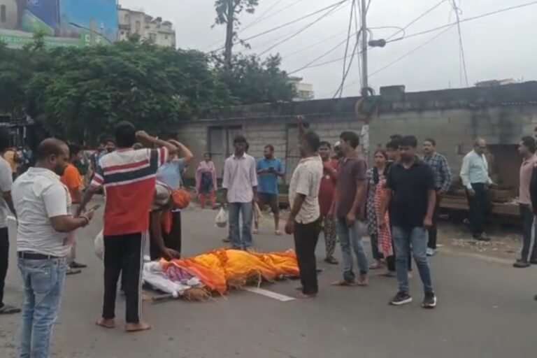 तेज रफ्तार क्रेटा की टक्कर से बुजुर्ग की मौत, शव के साथ प्रदर्शन; चालक फरार