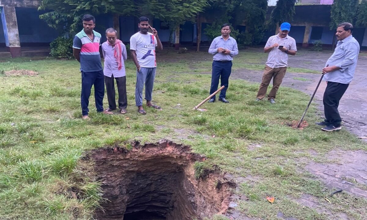 dhanbad-10-feet-deep-cave-built
