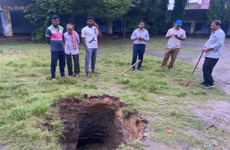 dhanbad-10-feet-deep-cave-built