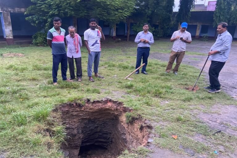 धनबाद : स्कूल परिसर में बना 10 फीट गहरा गोफ, 250 छात्र बाल-बाल बचे