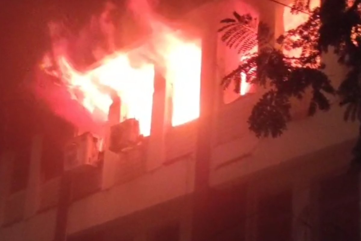 fire-breaks-out-lic-building-12