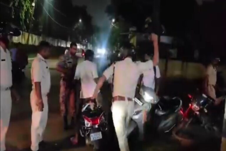 जमशेदपुर : रात में पुलिस की गश्ती: क्राइम चरम पर ..गश्ती के नाम पर पुलिस भगा रही दुकान के ग्राहक?