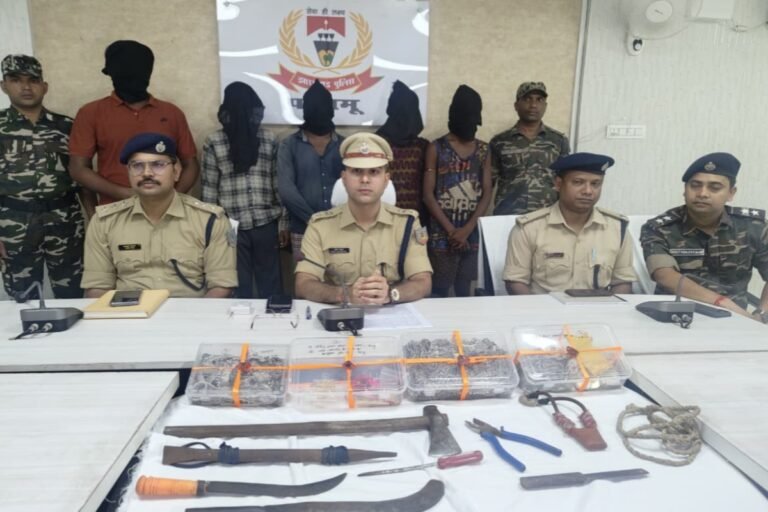 पलामू में अंतरजिला गृहभेदन गिरोह का खुलासा, पांच गिरफ्तार, आभूषण बरामद, चोरी के औजार भी जब्त