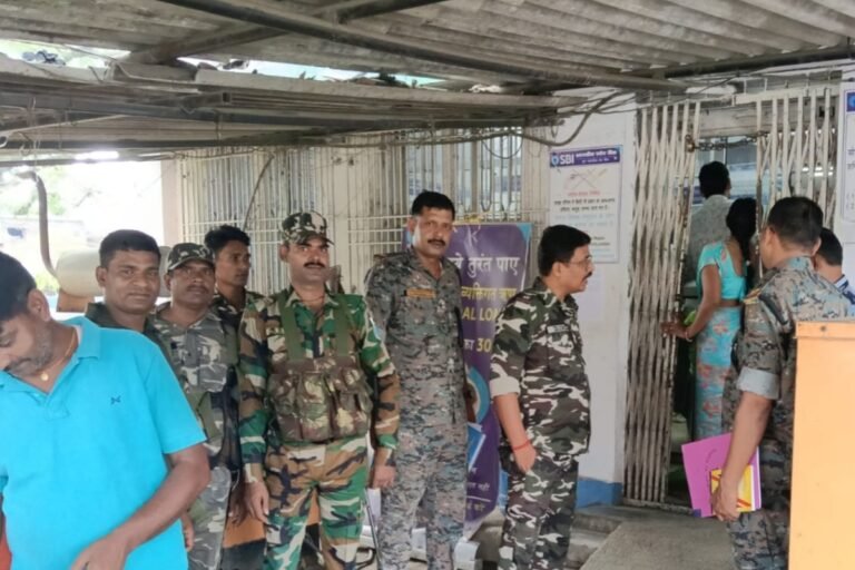 पलामू में बैंकों की सुरक्षा जांच, सीसीटीवी से लेकर सायरन तक का लिया जायजा